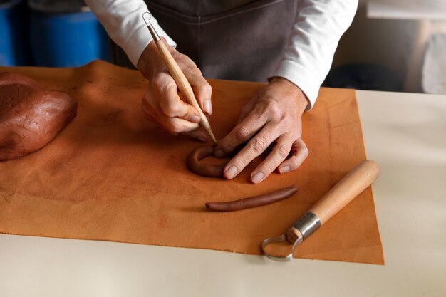 Töpferhandwerker im Studio, das Keramik herstellt