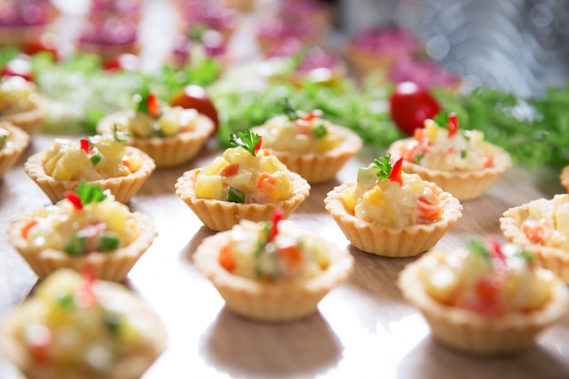 Kostenloses Foto törtchen mit gemüse-salat am buffet