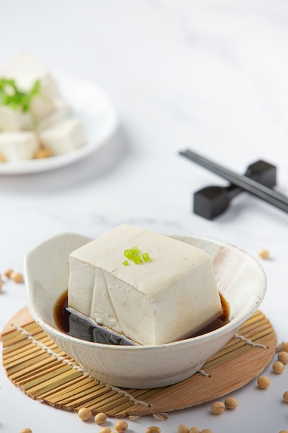 Tofu aus Sojabohnen Lebensmittelernährungskonzept.