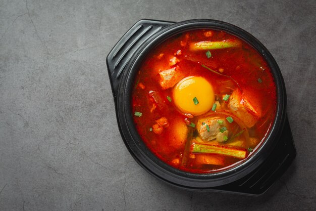 Tofu und Eigelb in scharfer Suppe gekocht