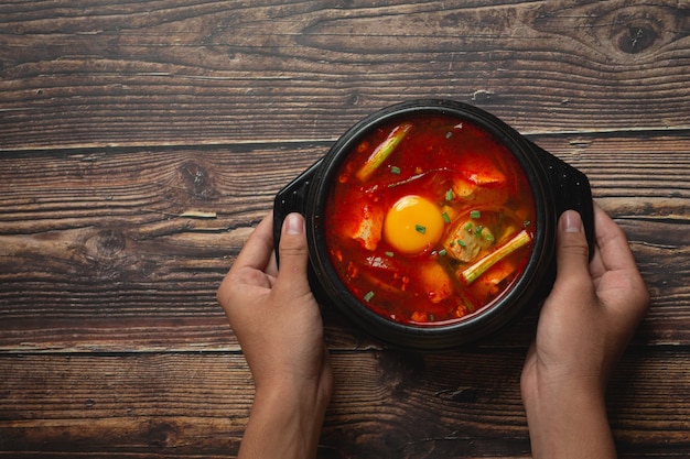 Tofu und Eigelb in scharfer Suppe gekocht