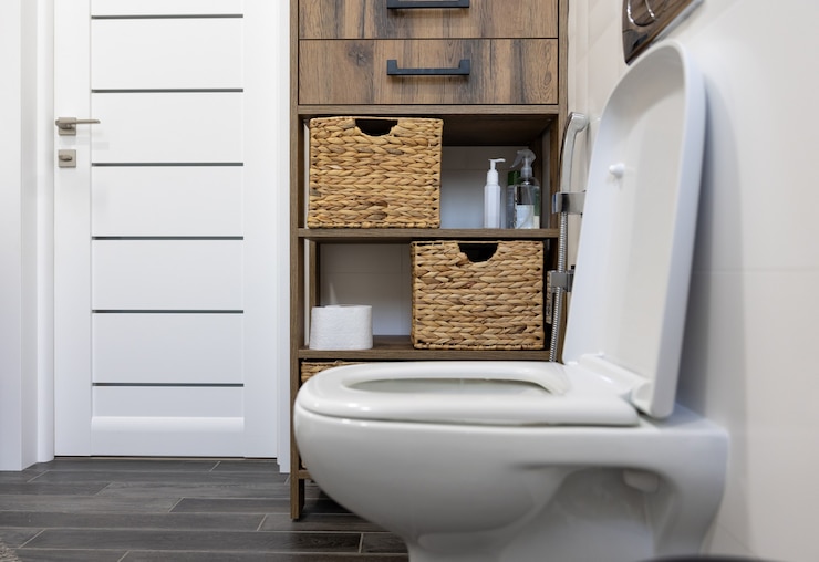 Kostenlose Foto toilette im inneren eines minimalistischen badezimmers.