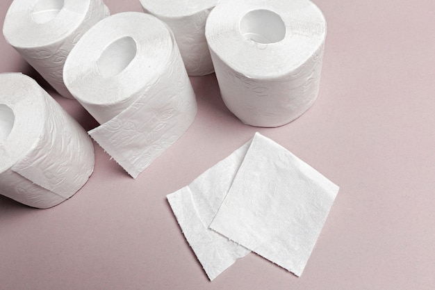 Toilettenpapier auf rosa Hintergrund