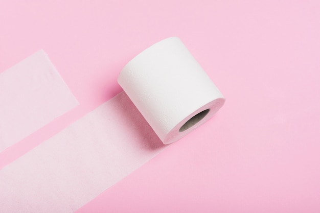 Toilettenpapierrolle lose auf dem Tisch