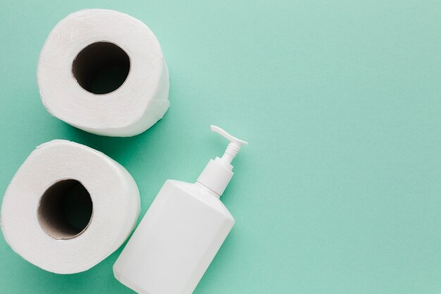 Toilettenpapierrollen und Lotionsflasche