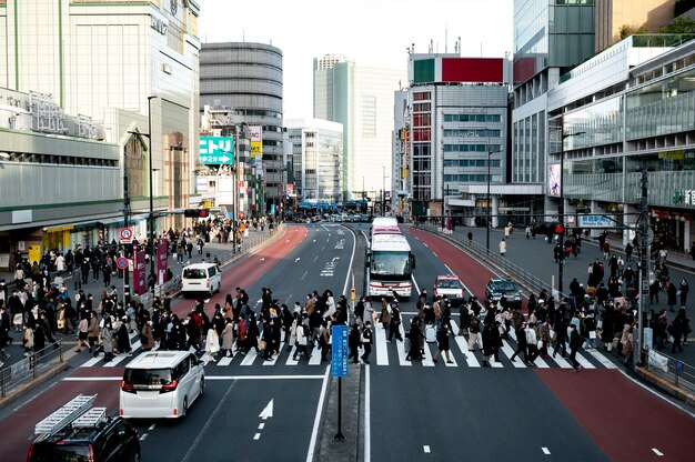 Tokyo-Leute, die auf die Straße reisen