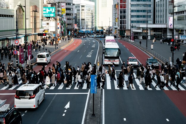 Tokyo-Leute, die auf die Straße reisen