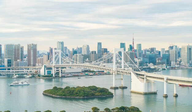 Tokyo Skyline mit Tokyo Turm und Regenbogen Brücke.