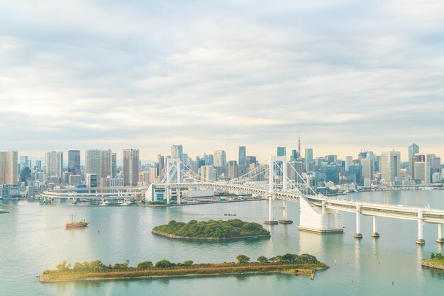 Tokyo Skyline mit Tokyo Turm und Regenbogen Brücke.