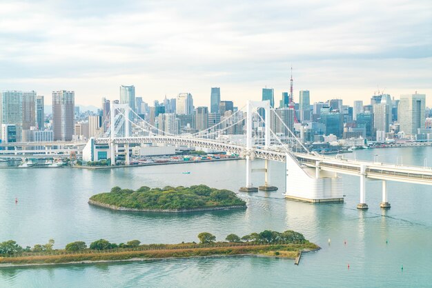 Tokyo Skyline mit Tokyo Turm und Regenbogen Brücke.