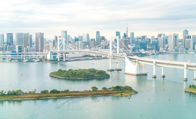 Tokyo Skyline mit Tokyo Turm und Regenbogen Brücke.