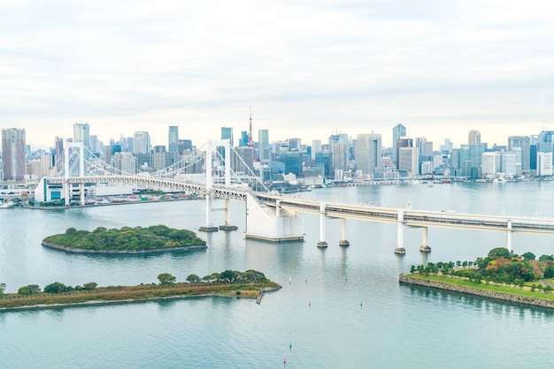 Tokyo Skyline mit Tokyo Turm und Regenbogen Brücke.