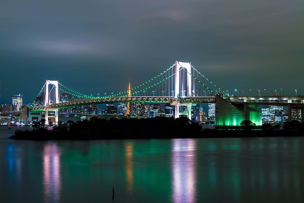 Kostenloses Foto tokyo skyline mit tokyo turm und regenbogen brücke.