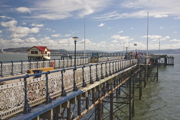 Toller Blick auf den Mumbles Pier in Swansea Bay, Südwales