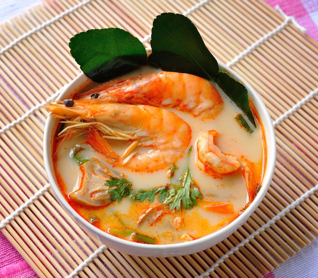 Tom yam kung (thailändische küche) Premium Fotos