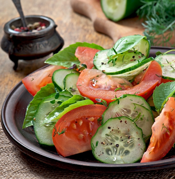 Tomaten-Gurken-Salat mit schwarzem Pfeffer und Basilikum