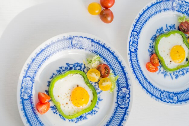 Tomaten in der Nähe von Spiegeleiern