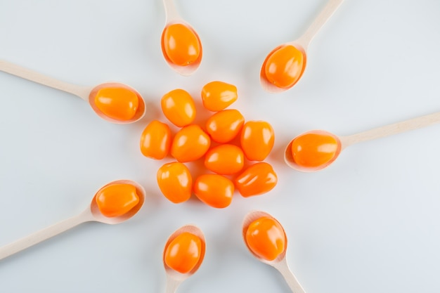 Tomaten in Holzlöffeln, flach liegen.