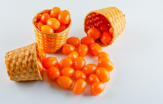 Tomaten in Weidenkörben. High Angle View.