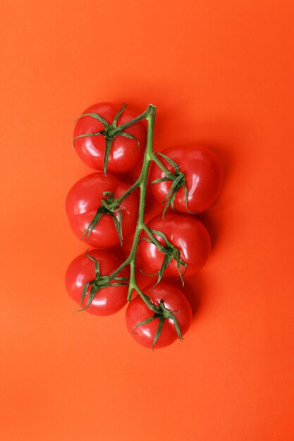 Tomaten isoliert auf roter Oberfläche