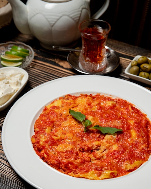 Kostenloses Foto tomaten mit eiern und einer tasse heißen tee