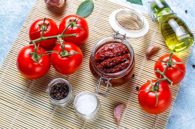 Tomaten mit Olivenöl trocknen.