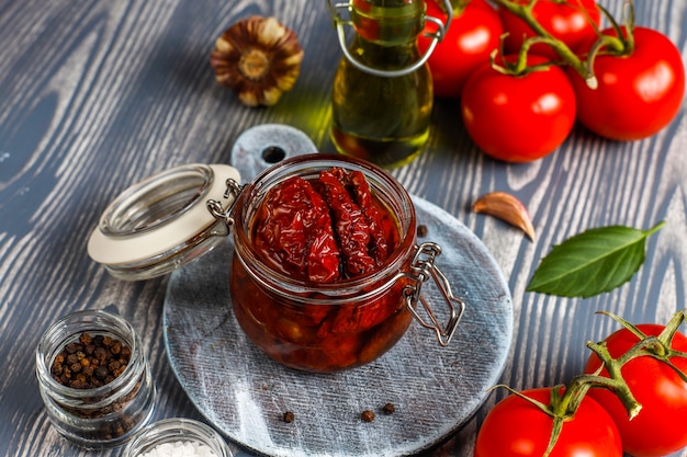 Tomaten mit Olivenöl trocknen.