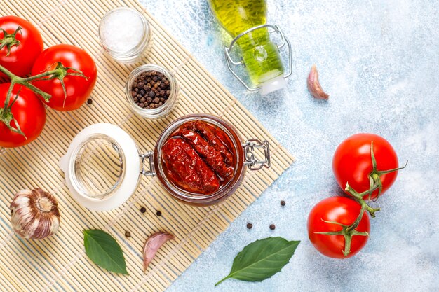 Tomaten mit Olivenöl trocknen.