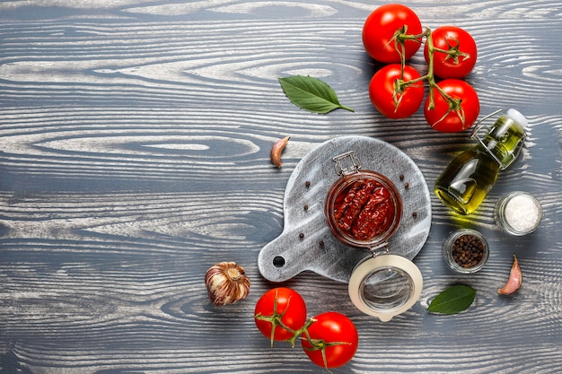 Tomaten mit Olivenöl trocknen.