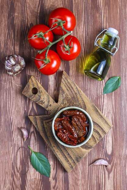 Tomaten mit Olivenöl trocknen.