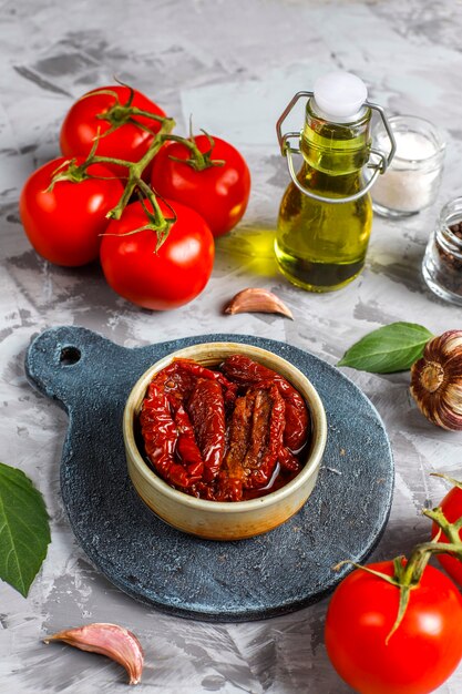 Tomaten mit Olivenöl trocknen.