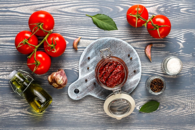 Kostenloses Foto tomaten mit olivenöl trocknen.