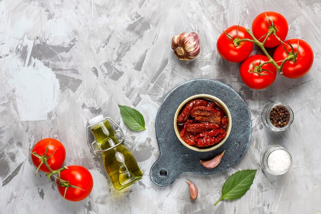 Tomaten mit Olivenöl trocknen.