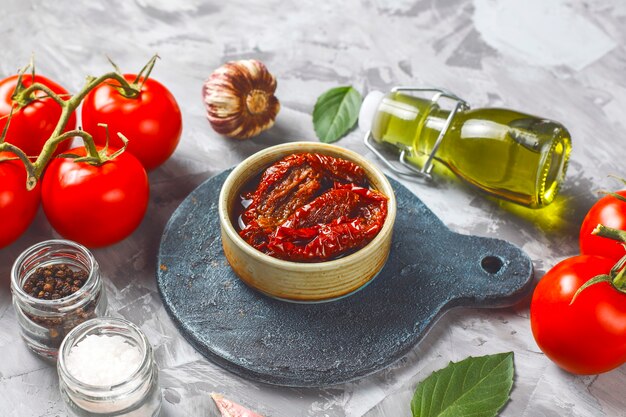 Tomaten mit Olivenöl trocknen.