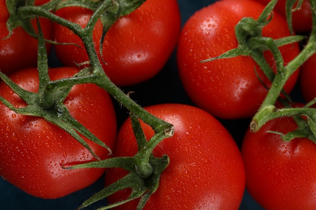 Tomaten mit Wasser bestreuen. Ansicht von oben.