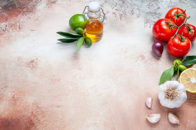 Kostenloses Foto tomaten tomaten zitrone blätter knoblauch flasche öl