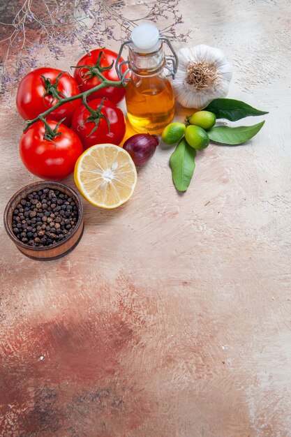 Tomaten Tomaten Zwiebel Knoblauch Zitrone schwarzer Pfeffer Zitrusfrüchte