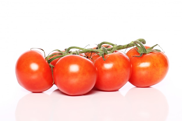 Kostenloses Foto tomaten über weiße fläche