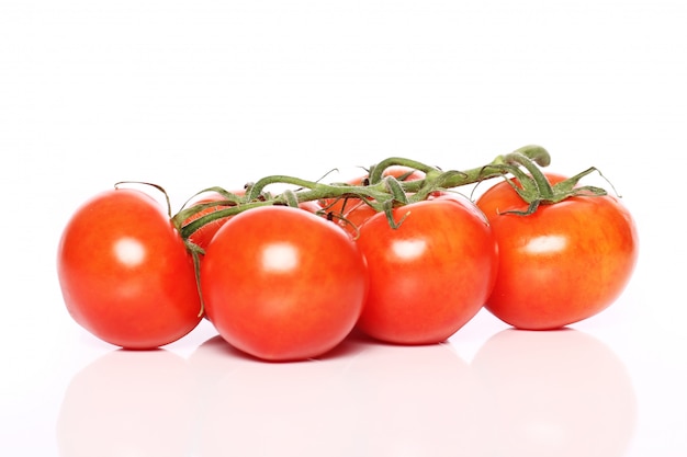 Tomaten über weiße Fläche