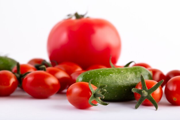 Tomaten und Gurken auf weißem Hintergrund