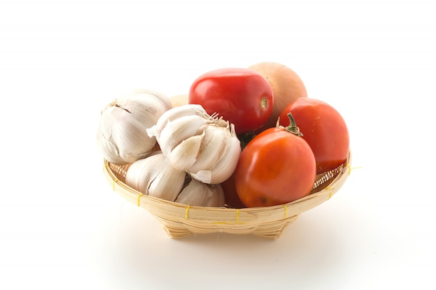 Tomaten, Zwiebeln und Knoblauch im Korb