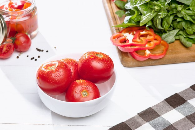 Tomatenkonserven und frische Tomaten