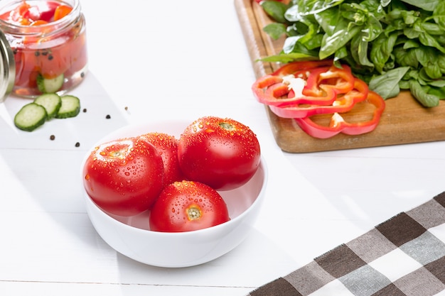 Tomatenkonserven und frische Tomaten