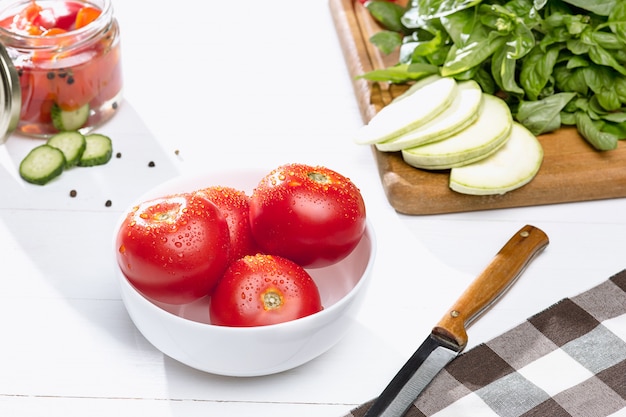 Tomatenkonserven und frische Tomaten