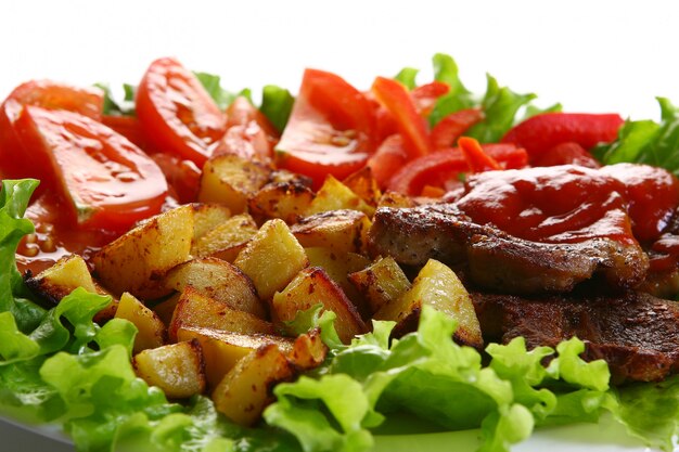 Tomatenplatte mit peper und Salat