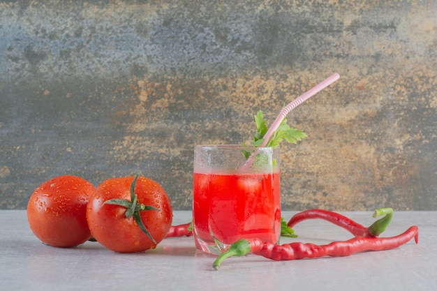 Tomatensaft mit Paprika und Tomaten