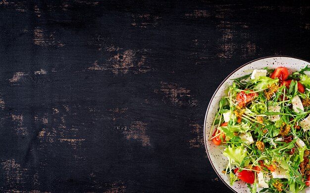 Tomatensalat mit einer Mischung aus Mikrogrün und Camembertkäse.