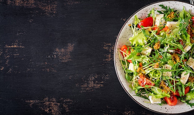 Tomatensalat mit einer Mischung aus Mikrogrün und Camembertkäse.