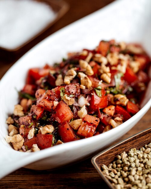 Tomatensalat mit roten Zwiebelkräutern und Walnuss