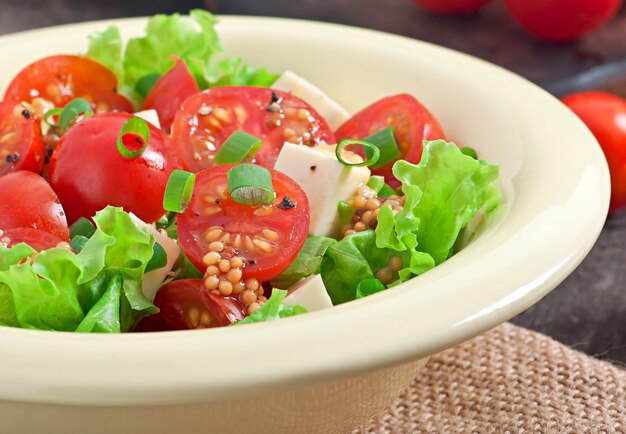 Tomatensalat mit Salat, Käse und Senf-Knoblauch-Dressing